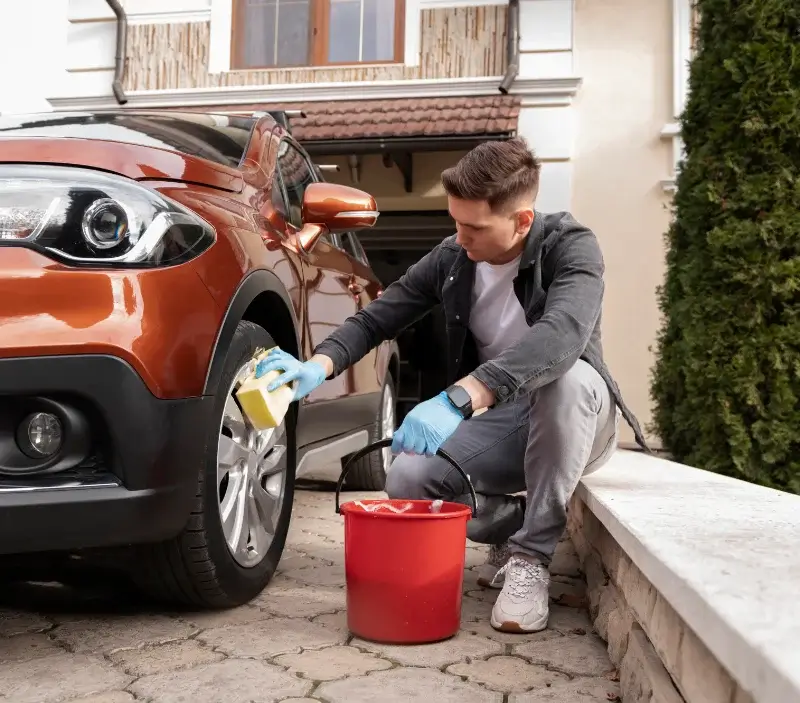Lavage auto à domicile Banassac-Canilhac : professionnel intervenant sur un véhicule